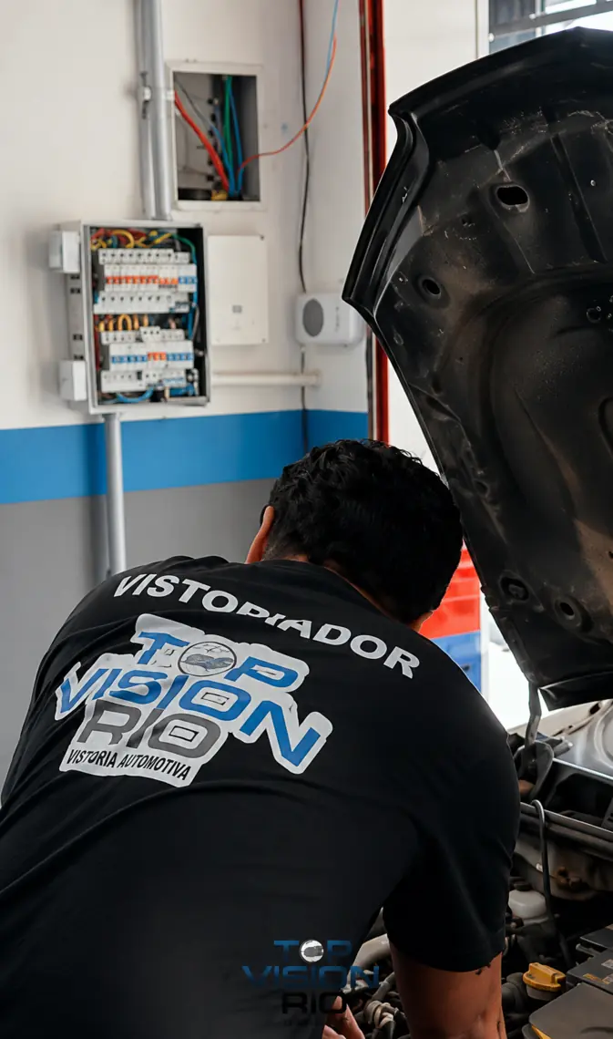 Vistoriador da Top Vision inspecionando o motor